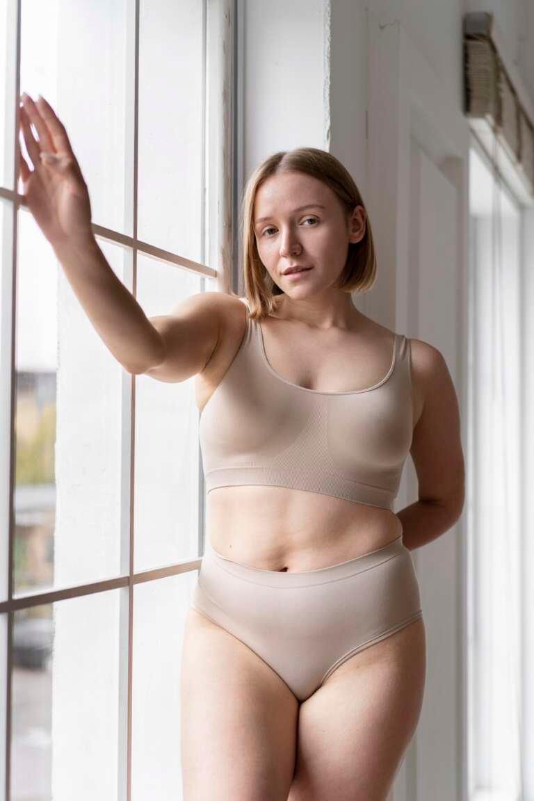 mujer-de-tiro-medio-posando-en-el-interior