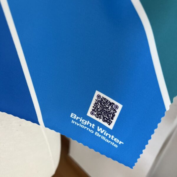 Detalle tela Invierno Brillante con código QR