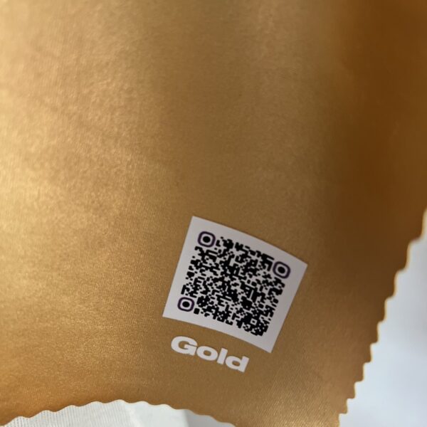 Detalle tela Gold con código QR