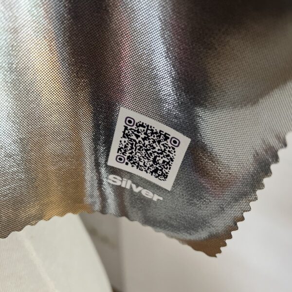 Detalle tela Silver con código QR