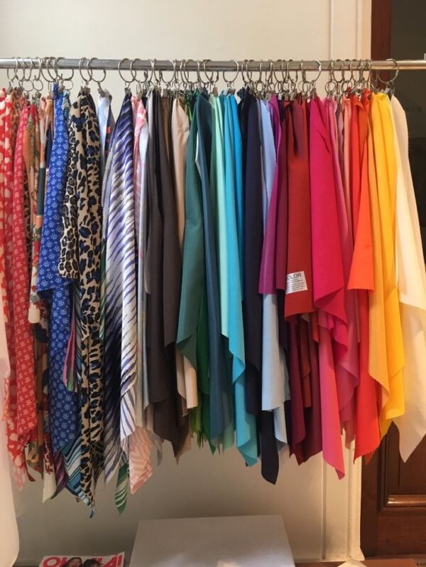 Perchero con telas de colores para el análisis de colorimetría personal