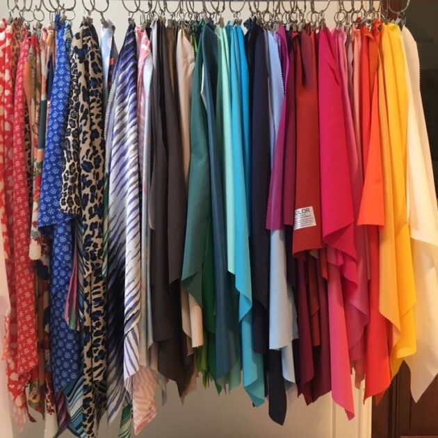 Perchero con telas de colores para el análisis de colorimetría personal