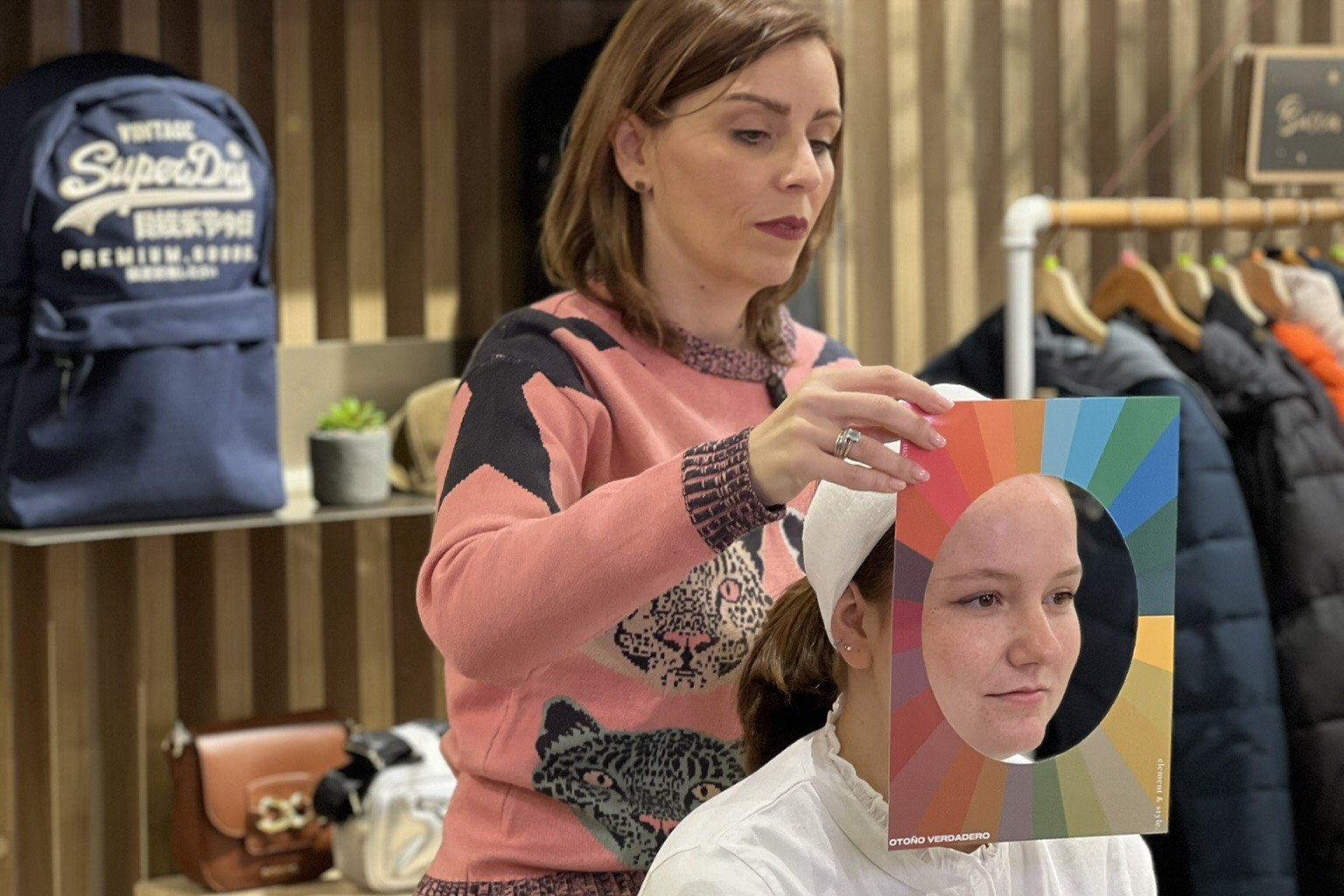 Asesora de imagen realizando un analisis de color a una clienta con un marco de colorimetria