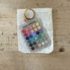 Llavero de colorimetría de acrílico con su bolsita de algodón natural